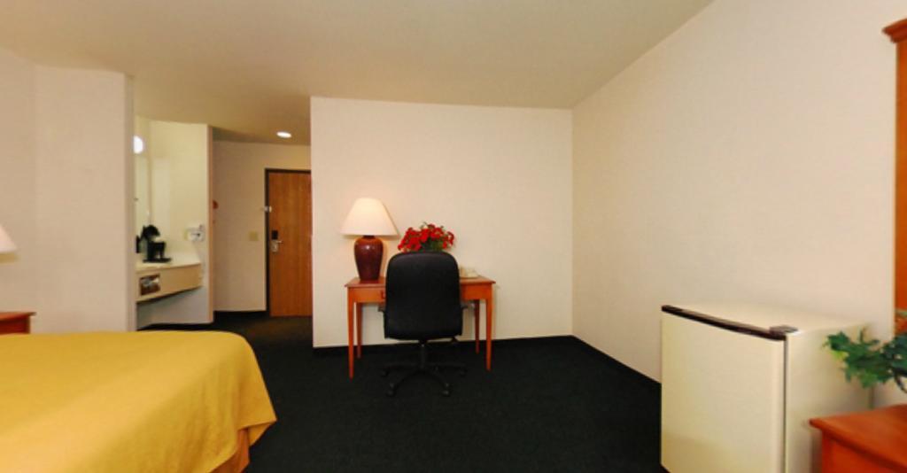 Quality Inn & Suites Chesterfield Village Springfield Buitenkant foto